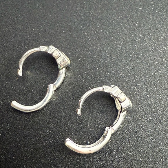 Mini paws earring - Picture 5 of 5